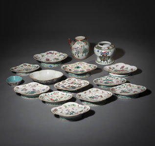 <b>A GROUP OF 'FAMILLE ROSE' PORCELAIN TRAYS AND VESSELS, A. O. 'WU SHUANG PU' DECORATION</b>
