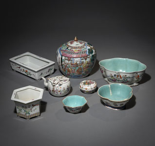 <b>A GROUP OF 'FAMILLE ROSE' PORCELAIN VESSELS AND BOWLS</b>