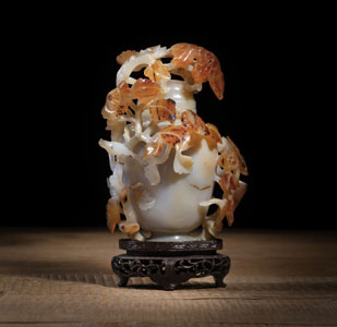 <b>A FLORAL AGATE VASE AND COVER</b>