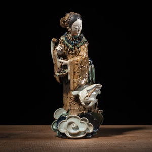 <b>A POLYCHROME PORCELAIN FIGURE OF A LADY WITH CRANE</b>
