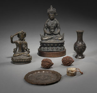 <b>Bronzen des Amitayus und Manjushri, ein kleines blütenförmiges Bronzetablett, eine Bronzevase, zwei Walnussschnitzereien und ein Jade-Siegel</b>