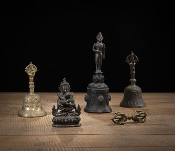 <b>Glocke mit Figur, zwei Ghanta, ein Vajra und eine kleine Bronze des Vajrasattva mit Gemahlin</b>