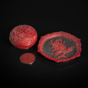 <b>A RED-LACQUER BOX AND COVER, A FLORIFORM DISH, AND A SMALL PLAQUE</b> <b>A RED-LACQUER BOX AND COVER, A FLORIFORM DISH, AND A SMALL PLAQUE</b>