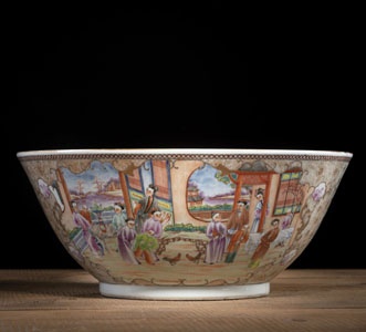 <b>A LARGE 'FAMILLE ROSE' PORCELAIN FIGURAL PUNCH BOWL</b> <b>A LARGE 'FAMILLE ROSE' PORCELAIN FIGURAL PUNCH BOWL</b>