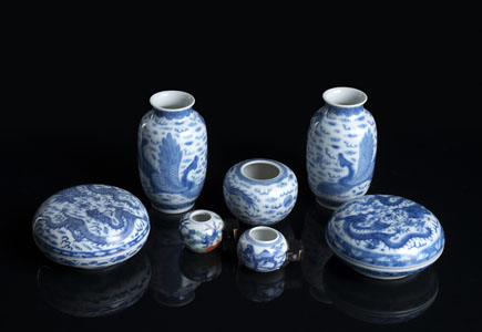 <b>A GROUP OF FIVE BLUE AND WHITE PORCELAIN WITH DRAGON DECORATION AND TWO PORCELAIN BIRD FEEDER</b>