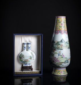 <b>Doppelvase aus Porzellan in Stoff-Box und 'Famille rose'-Vase mit Landschaftsdekor</b>