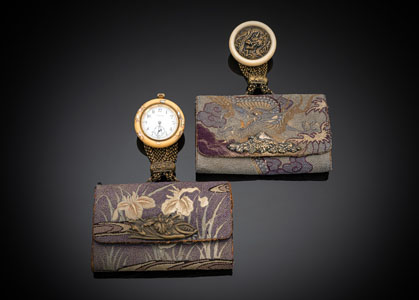 <b>Zwei bestickte Hitotsusage mit Kagamibuta aus Elfenbein, eines mit Einsatz einer Taschenuhr von Chevalier</b>