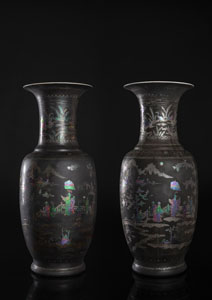 <b>Paar sehr seltene Deckelvasen aus Porzellan mit 'Lac-en-burgauté'-Dekor von Landschaften mit Figuren auf schwarzem Fond</b>
