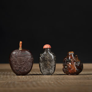 <b>TWO SNUFF BOTTLES MADE OF QUARTZ AND CARVED, PAINTED NUT AND ANOTHER SNUFF BOTTLE CARVED WITH CHILONG DECORATION</b> <b>TWO SNUFF BOTTLES MADE OF QUARTZ AND CARVED, PAINTED NUT AND ANOTHER SNUFF BOTTLE CARVED WITH CHILONG DECORATION</b>