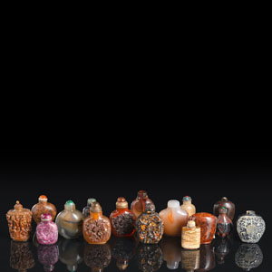 <b>A GROUP OF 16 PARTLY RELIEF SNUFFBOTTLES OF AGATE A.O.</b> <b>A GROUP OF 16 PARTLY RELIEF SNUFFBOTTLES OF AGATE A.O.</b>