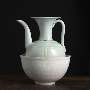 <b>A EWER WITH ASSOCIATED 'QINGBAI'-WARE BOWL</b> <b>A EWER WITH ASSOCIATED 'QINGBAI'-WARE BOWL</b>