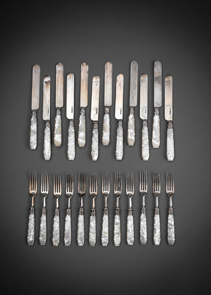 <b>A VICTORIAN SILVER AND MOTHER OF PEARL DESSERT CUTLERY</b>