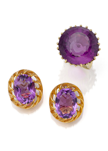 <b>AN AMETHYST RING AND EARCLIPS</b>