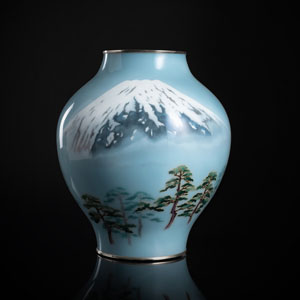 <b>Feine Cloisonné-Vase mit Darstellung des Berg Fuji in 'musen'</b>