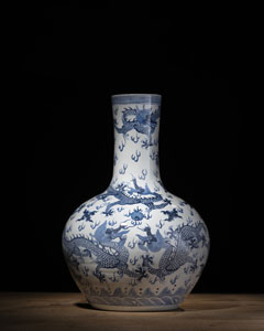<b>Große Kugelvase aus Porzellan mit unterglasurblauem Drachendekor, 'Tianqiuping'</b>
