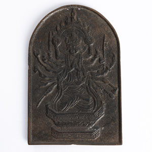 <b>Votivtafel mit Reliefdarstellung des Avalokiteshvara und rückseitiger Inschrift</b>