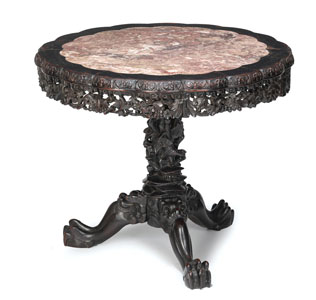 <b>Blütenförmiger Tisch mit eingelegter Marmorplatte und Trauben- und Eichhörnchendekor um die Zarge</b>