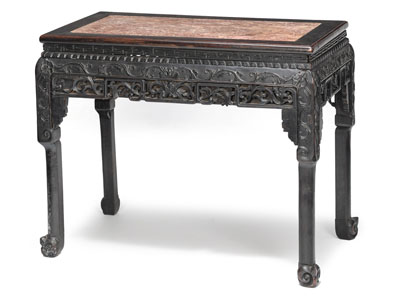 <b>Rechteckiger Tisch mit eingelegter Marmorplatte und floral geschnitzter Zarge</b>