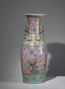<b>Große Bodenvase aus Porzellan mit 'Famille rose'-Dekor von Pfauen und Blumen im Peranakan-/Nyonya-Stil</b>