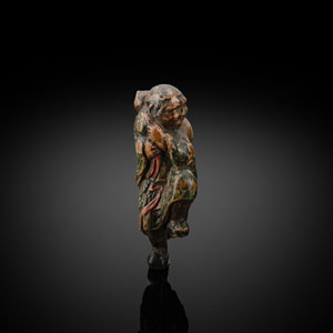 <b>Netsuke eines auf einem Bein stehenden Mannes mit Kalebasse aus Holz im Stil von Shuzan dreifarbig gefasst</b>