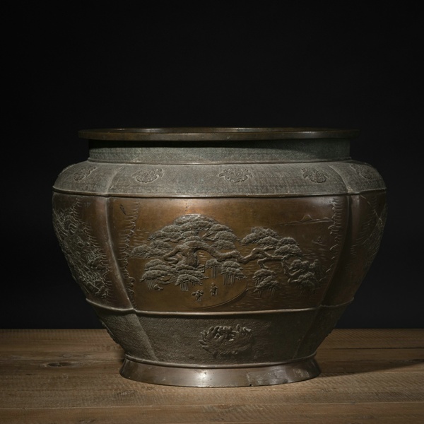 <b>Vierpassiger Cachepot aus Bronze mit umlaufendem Landschaftsdekor in Relief</b>