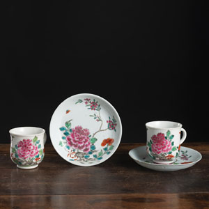<b>A PAIR OF 'FAMILLE ROSE' PORCELAIN CUPS AND SAUCERS</b>