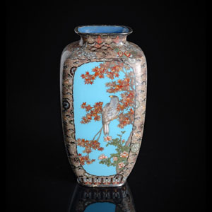 <b>Cloisonné-Vase mit polychromem Dekor eines Falken und paar Spatzen in blühendem Geäst</b>