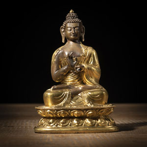 <b>Partiell feuervergoldete Kupfer-Repoussé Figure des Buddha Shakyamuni</b>
