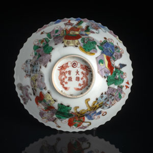 <b>Blütenförmige Porzellanschale mit 'Famille verte'-Dekor der 18 Luohan</b>