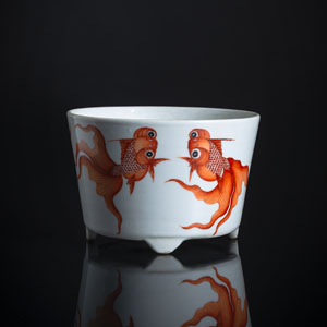 <b>AN IRON-RED AND BLACK DECORATED GOLÖDFISH PORCELAIN JARDINIÉRE</b>