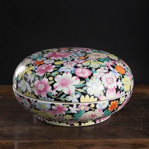 <b>A 'FAMILLE ROSE' 'MILLE FLEUR' PORCELAIN BOX AND COVER</b>