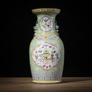 <b>A 'FAMILLE ROSE' ANTIQUITIES PORCELAIN VASE</b>