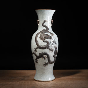 <b>A CRACKLE-GLAZED DRAGON RELIEF VASE</b>