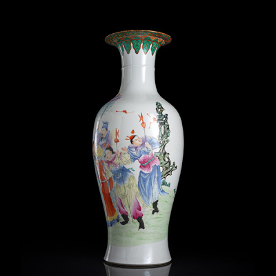 <b>A 'FAMILLE ROSE' PORCELAIN FIGURAL BALUSTER VASE</b>