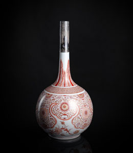 <b>Flaschenvase aus Porzellan mit Dekor von Blüten und Rankwerk in Eisenrot und Gold, Silbermontierung am Hals</b>