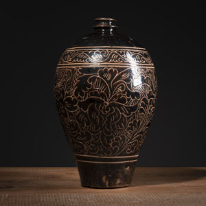 <b>A LARGE 'CIZHOU'-STYLE FLORAL VASE 'MEIPING'</b> <b>A LARGE 'CIZHOU'-STYLE FLORAL VASE 'MEIPING'</b>
