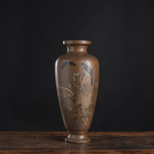 <b>Vase mit Lackdekor von Schmetterlingen und Vogel</b>
