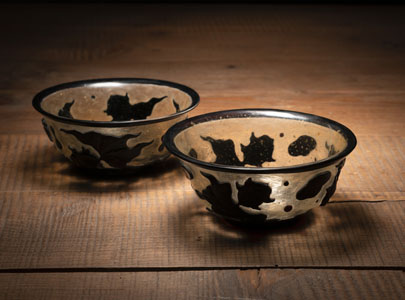 <b>TWO FISH RELIEF BEIJING GLASS BOWLS</b> <b>TWO FISH RELIEF BEIJING GLASS BOWLS</b>