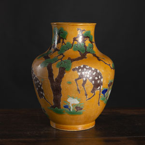 <b>A YELLOW-GROUND 'SANCAI' DEER AND 'LINGZHI' VASE</b> <b>A YELLOW-GROUND 'SANCAI' DEER AND 'LINGZHI' VASE</b>