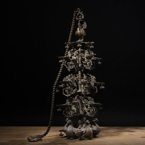 <b>Mehrstufige Öllampe aus Bronze mit Vogeldekor</b>