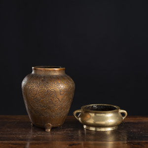 <b>Weihrauchbrenner in Bombé-Form und Vase mit Reliefdekor aus Bronze</b>