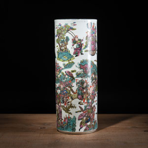 <b>A CYLINDRICAL 'FAMILLE ROSE' PORCELAIN VASE WITH BATTLE SCENES</b> <b>A CYLINDRICAL 'FAMILLE ROSE' PORCELAIN VASE WITH BATTLE SCENES</b>