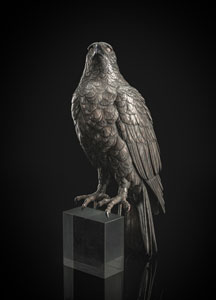 <b>Bronze eines Greifvogels mit Silberfassung</b>