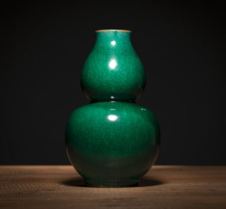 <b>AN EMERALD-GREEN GLAZED DOUBLE-GOURD VASE</b>
