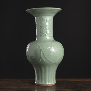 <b>'Yenyen'-Vase mit Seladonglasur und Lotosdekor in flachem Relief</b>