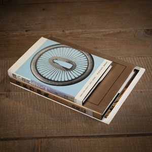 <b>TWO JAPANESE BOOKS AND A ENGLISCH BOOKLET ON JAPANESE SWORDS</b>