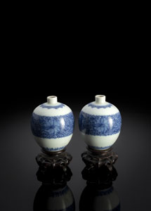 <b>A SMALL PAIR OF BLUE AND WHITE PORCELAIN VASES</b>