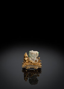 <b>A JADEITE CARVING OF A STANDING CRANE IN A GOLD FITTING</b>