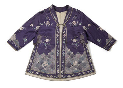 <b>A EMBROIDERED SILK LADIES JACKET IN PURPLE WITH FLOWERS AND WAVES</b>