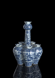 <b>Tulpenvase aus Porzellan mit unterglasurblauem Dekor von Lotos, Granatäpfeln u. a.</b>